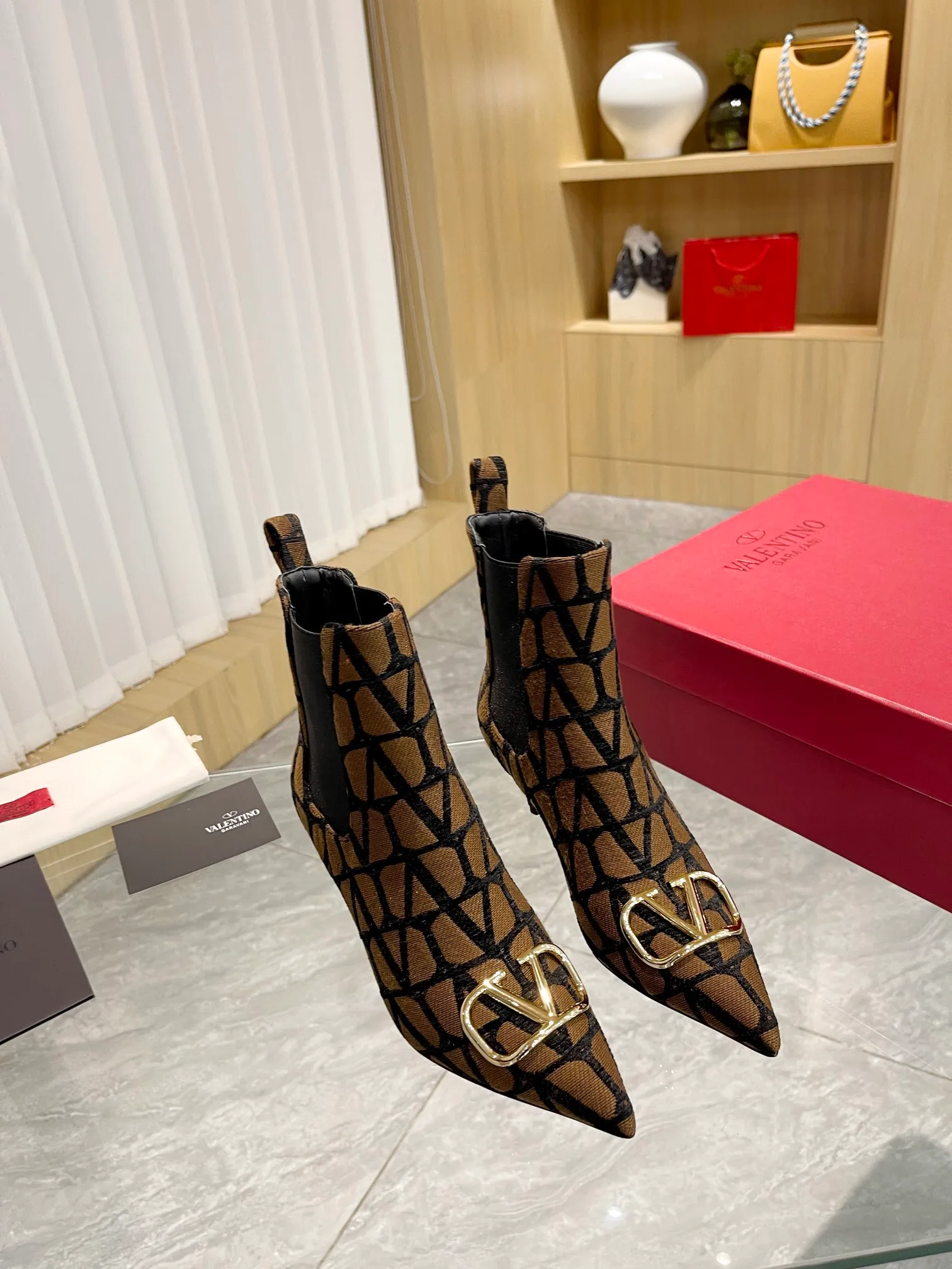👟👟Ex-factory price 560👟👟 Genuine leather sole +40 [Valentino] Valentino ~ Unique [V logo fabric print pattern] with light gold metal [V buckle] fashion women's boots: Made with original craftsmanship, comfortable and versatile, showing long legs! Absolutely classy! Fabric: High-grade fabric printed cloth➕Imported sheepskin lining⚡Boot shaft. [Light Gold V Buckle] Decorative accessory! Outsole: 2 types: non-slip and wear-resistant rubber outsole and Italian leather sole. Size: 35−41 (customized sizes 34-42). Rubber sole, leather sole +40
